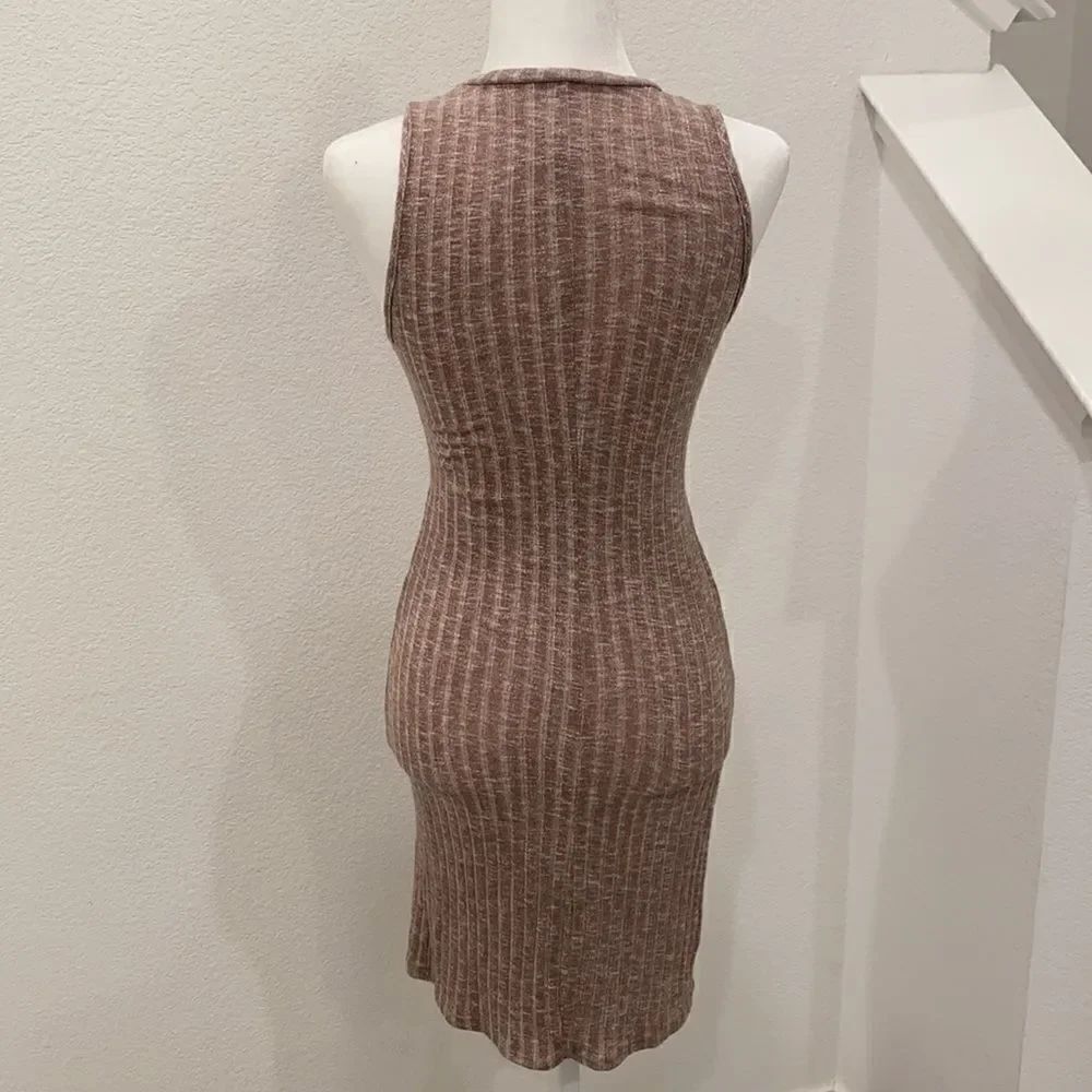 Women’s Dress. - Picture 4 of 8
